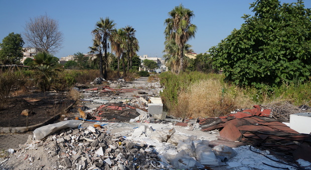 Napoli, l'enorme discarica data alle fiamme: guaine e carcasse «dimenticate» da anni