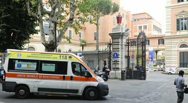 No Green pass a Roma, preso d'assalto l'ospedale Umberto I: «Quattro feriti, devastato il pronto soccorso»