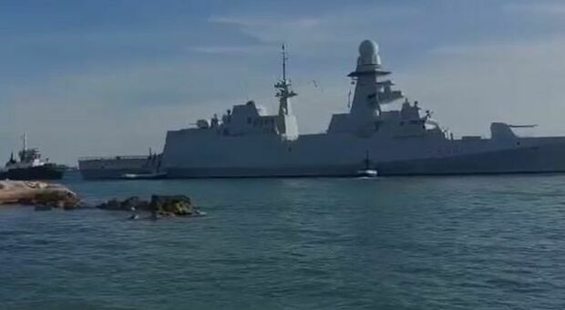 Nave Martinengo della Marina militare si incaglia nel Mar Grande di Taranto: liberata dai rimorchiatori dopo ore