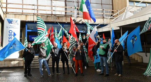 Una manifestazione all'ospedale Mazzoni di Ascoli