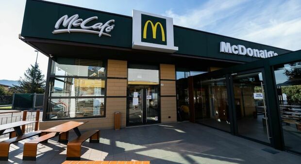 McDonald’s, un nuovo ristorante: in tanti al taglio del nastro a Montecassiano