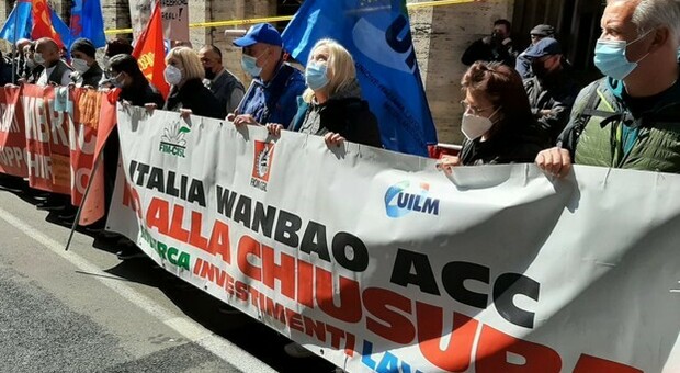 Lavoratori Acc durante una manifestazione contro la chiusura aziendale