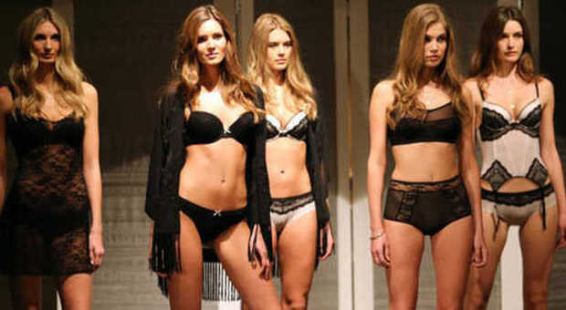 Next Lingerie Spring: modelle in intimo conquistano Londra