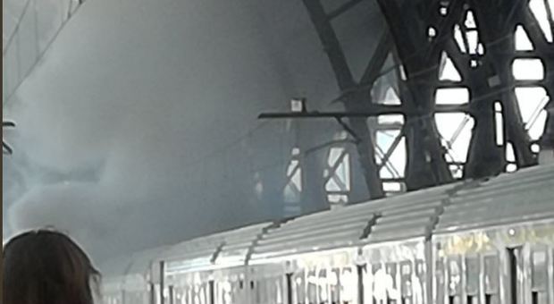 Paura a Milano, brucia un treno: vagoni in fiamme e stazione invasa dal fumo