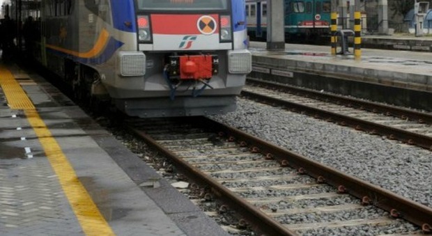 Torino, supera la striscia gialla sulla banchina, il treno lo travolge: grave 16enne