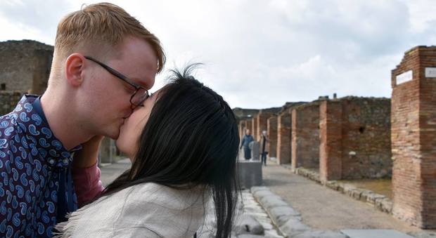 Scavi di Pompei, San Valentino social con i baci dei turisti da tutto il mondo