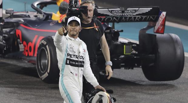 F1, Hamilton vince ad Abu Dhabi: 11° trionfo stagionale. Il ferrarista Leclerc è terzo