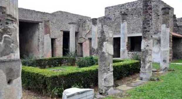 Pompei, un turista francese ruba marmi e intonaci dipinti: fermato