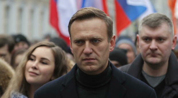Navalny fuori dal coma, è sveglio e reattivo. I medici: non escluse ancora conseguenze da avvelenamento