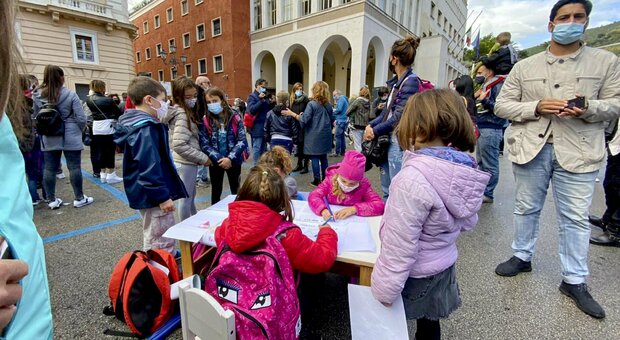 Scuole chiuse in Campania, De Luca firma l'ordinanza: stop anche alla mobilità tra le province