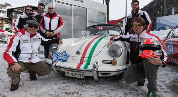 Il team Porsche Italia con una delle vetture che hanno preso parte all'evento