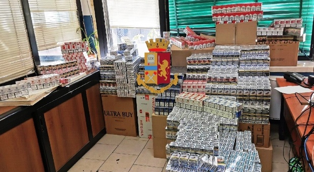 Napoli, nascondevano in casa 1.500 stecche di sigarette di contrabbando: uomo in arresto, donna denunciata