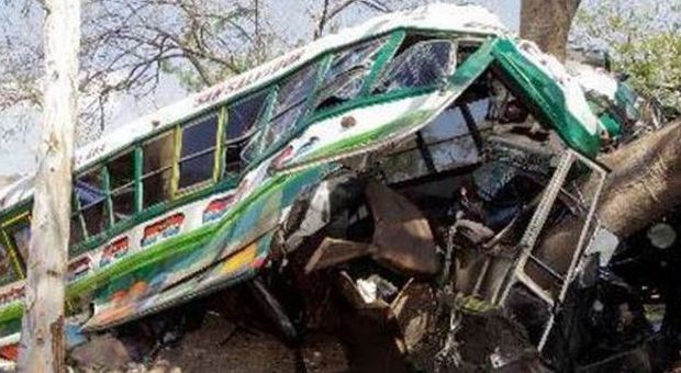 El Salvador, camion fuori controllo investe bus: 14 morti