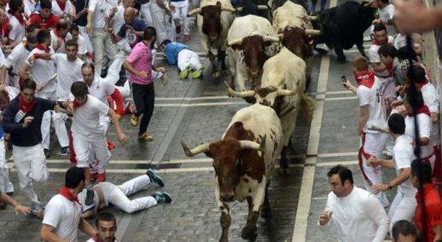 Pamplona, inizia la festa di San Firmino: sono già 4 i feriti nelle corse con i tori