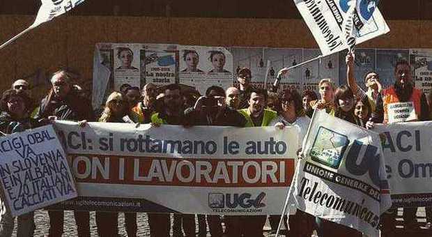 Aci, protesta serrata per salvare 40 posti I lavoratori: "Vogliono delocalizzare il call center in Albania"