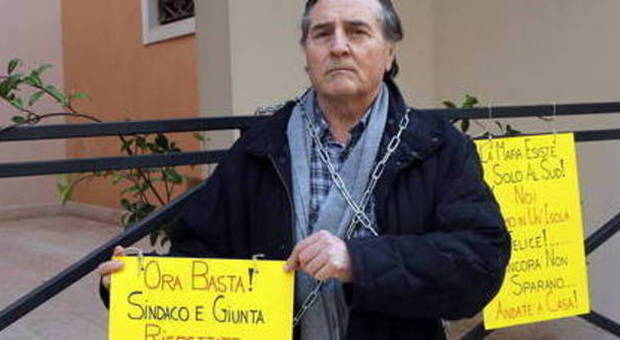 Giuliano Stefani e la protesta in catene davanti al municipio