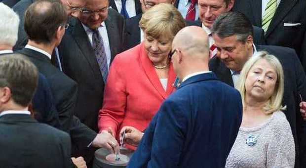 Merkel: "Giusta altra chance alla Grecia". Bundestag, approvato il piano di aiuti