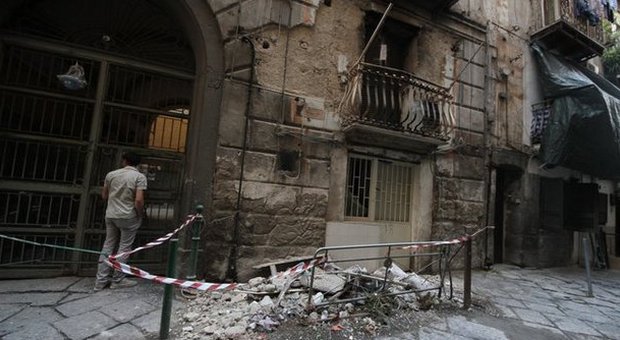 Paura nel cuore di Napoli: incendio appiccato ​in un appartamento, poi l'esplosione