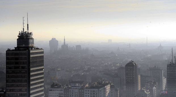 Milano, smog oltre la soglia consentita: da venerdì 3 scatta il blocco del traffico