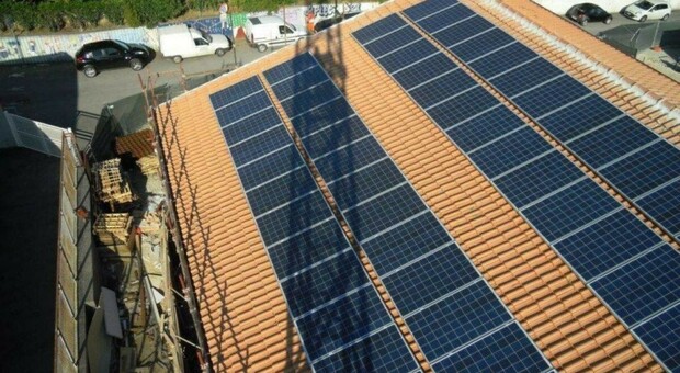 Decreto energia, pannelli solari "liberi" sui tetti: il caro-bollette spinge il governo