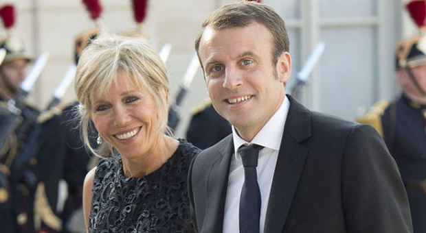 Il ministro Emmanuel Macron e Brigitte Trogneux