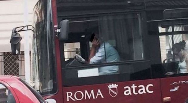 Roma, autista guida il bus Atac con una mano ingessata e il telefonino nell'altra