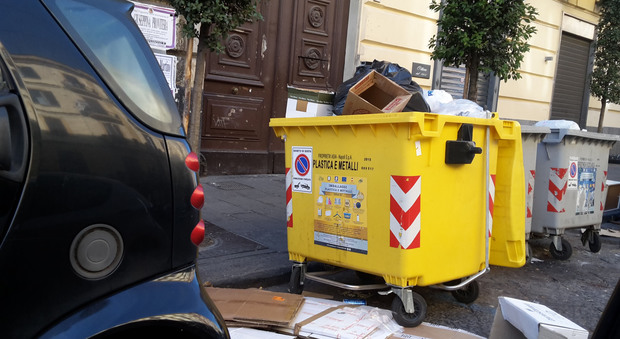 Flop differenziata: l'anarchia a Napoli viaggio nel caos cassonetti Manda la segnalazione su Whatsapp