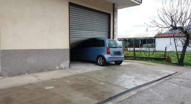 Gasolio sull'asfalto a Teggiano, l'auto finisce dritta dritta nel garage