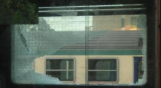 Un finestrino del treno rotto