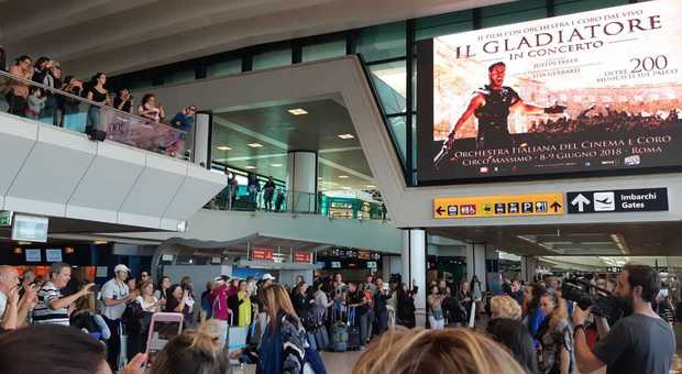 Fiumicino, in aeroporto a sorpresa il coro de Il Gladiatore