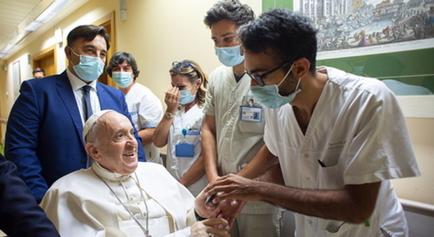 Papa Francesco ricoverato, resterà in ospedale qualche giorno in più: cosa è successo
