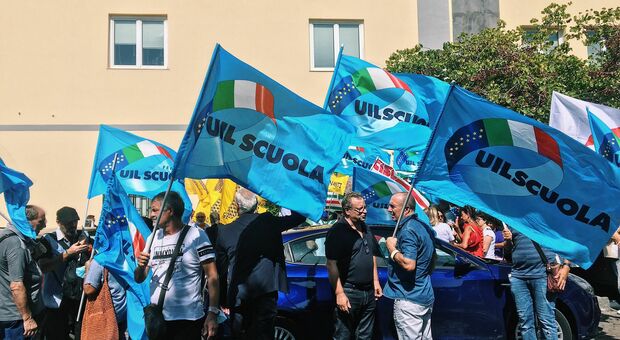 Napoli, il personale scolastico campano in piazza: «Classi pollaio, scuola fatiscenti; meritiamo rispetto»