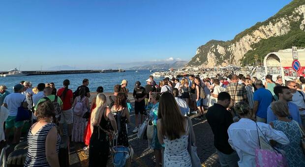Il caos delle vacanze al porto di Capri