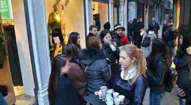Febbre da shopping: clienti in fila davanti al nuovo negozio H&M