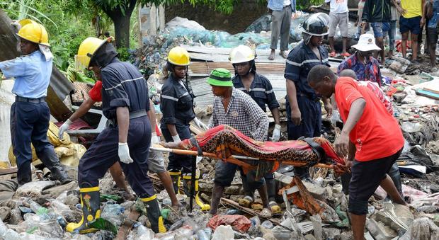 Crolla una "montagna" di rifiuti: 17 morti, travolte cinque case. Orrore in Mozambico