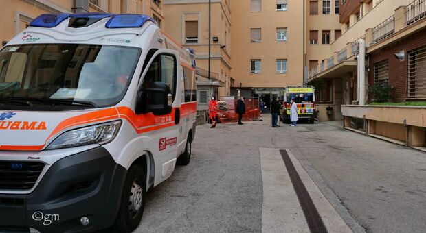 Il bebè nasce in ambulanza poi scatta la corsa al'ospedale Salesi