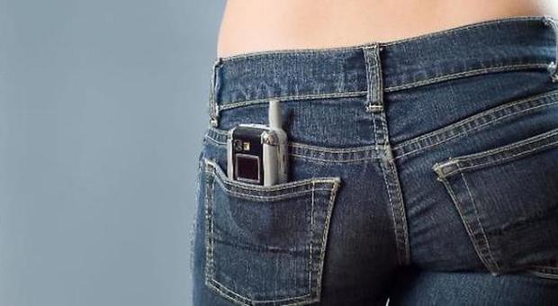 Smartphone in tasca o nel reggiseno? Gli esperti dicono "no". Ecco perché