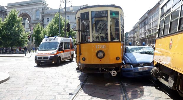 Volante della polizia incastrata fra due tram: paura in piazza della Scala