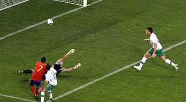 Il gol di David Villa (foto Roberto Candia - Ap)