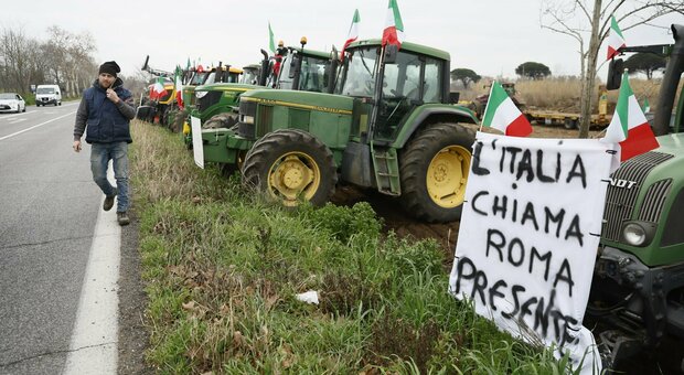 Protesta trattori, von der Leyen: «Ritiriamo la proposta del regolamento sui pesticidi, incentivi agli agricoltori»