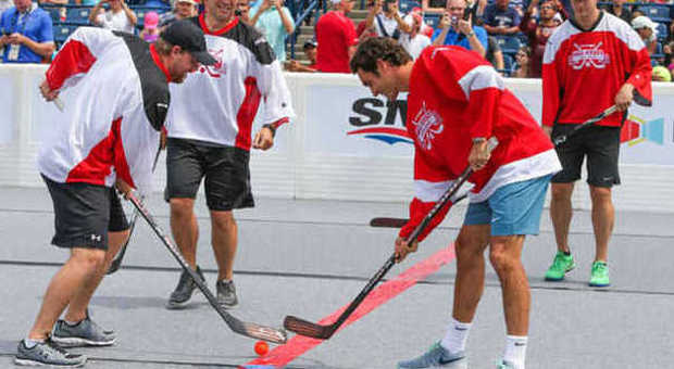 Roger Federer prova con l'hockey Il tennista sul campo dei Toronto Leafs