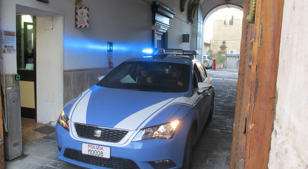 Macerata, l'auto sfreccia con un ragazzo in overdose: la Polizia decide di scortarli