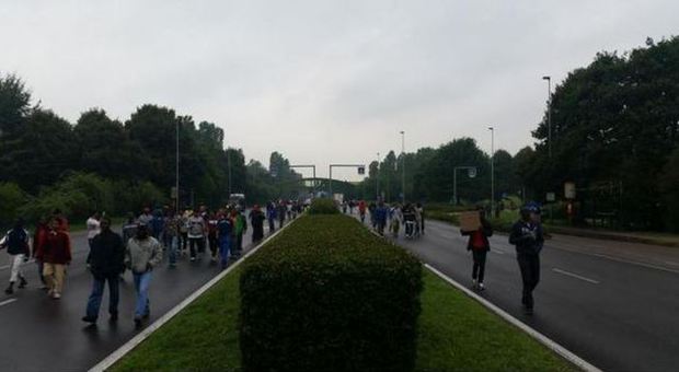 Migranti protestano in strada a Milano: traffico bloccato