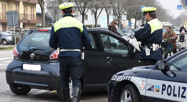Polizia locale al lavoro durante una domenica di targhe alterne, lo scorso 13 febbraio