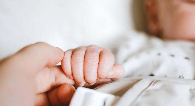 Coronavirus, il bimbo sta male: positivi genitori e neonato di 45 giorni