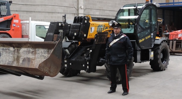 Una delle macchine operatrici recuperate dai carabinieri di Udine e Campoformido in un capannone di Basiliano