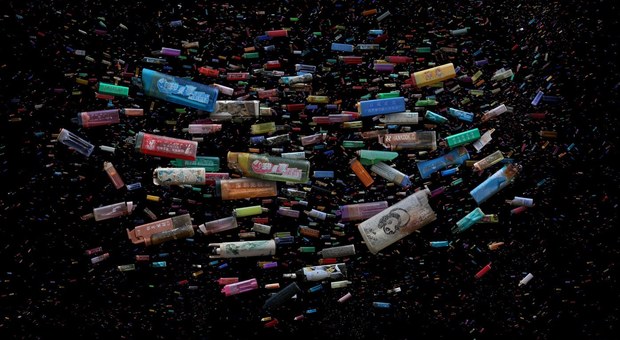 Mandy Barker: «Fotografo la plastica per salvare il mondo»