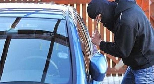 Cittadino aiuta i carabinieri: banda di ladri d'auto finisce in trappola