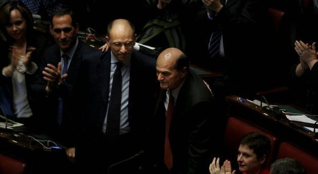 Enrico Letta e Pierluigi Bersani si abbracciano alla Camera