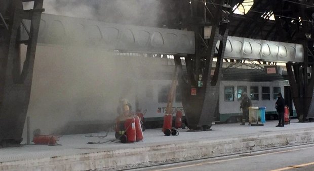 Milano, treno in fiamme: bruciano i vagoni e la stazione viene invasa dal fumo
